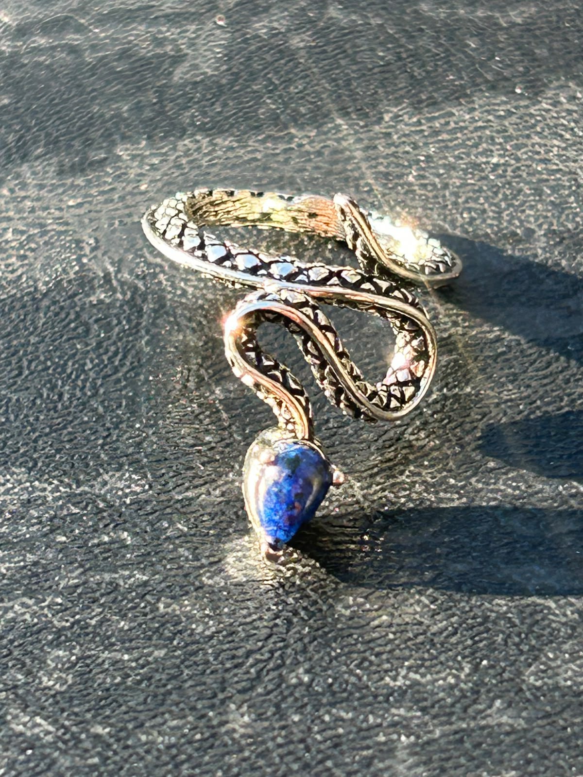 Detalle de lapisl&aacute;zuli natural del Anillo Serpiente KLORE